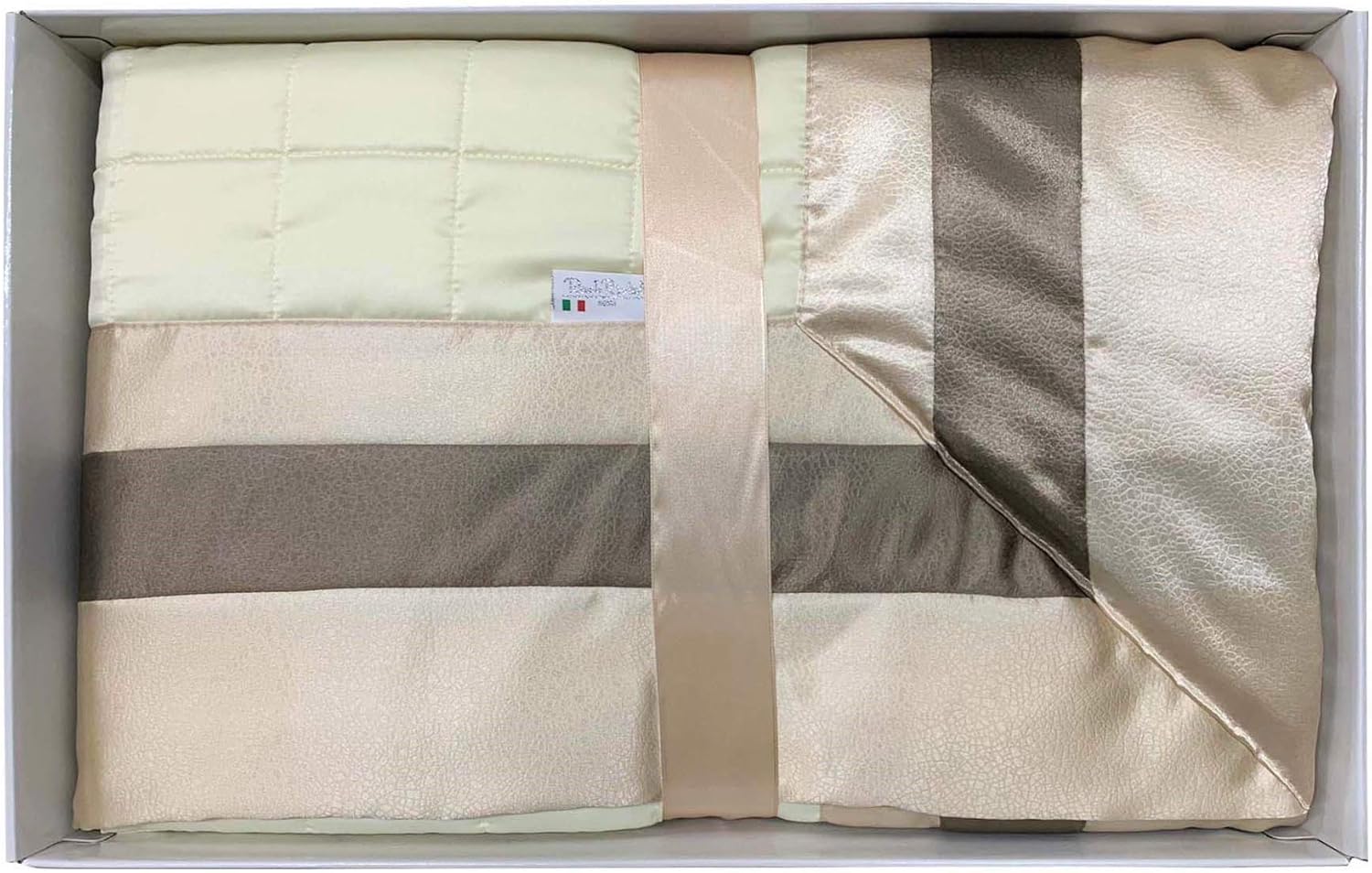 Copriletto Nada Home grigio su letto matrimoniale