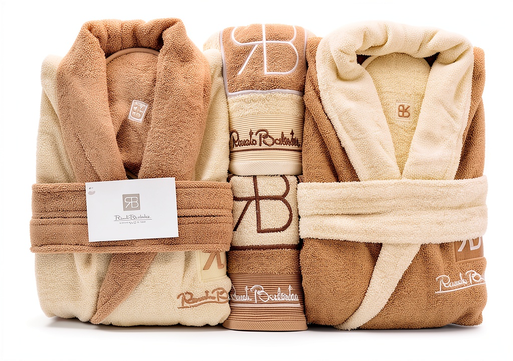 Set accessori bagno in cotone su un mobile moderno