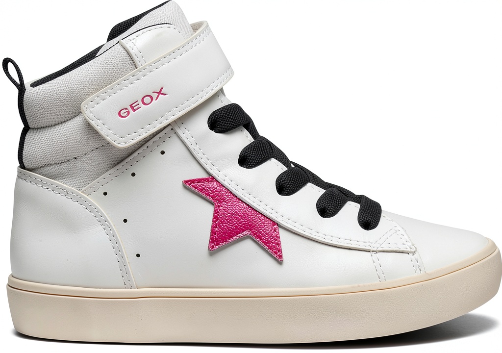 'Bambina che indossa sneaker Geox in movimento'